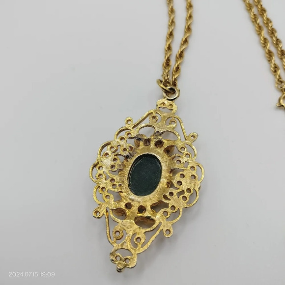 Filigree Pendant With Pearls and Green Gemstone Cabochon Gold Tone rope chain - Picture 4 of 8
